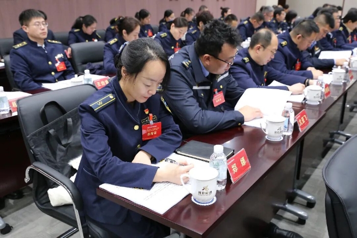 与会代表认真听会、审议文件.JPG